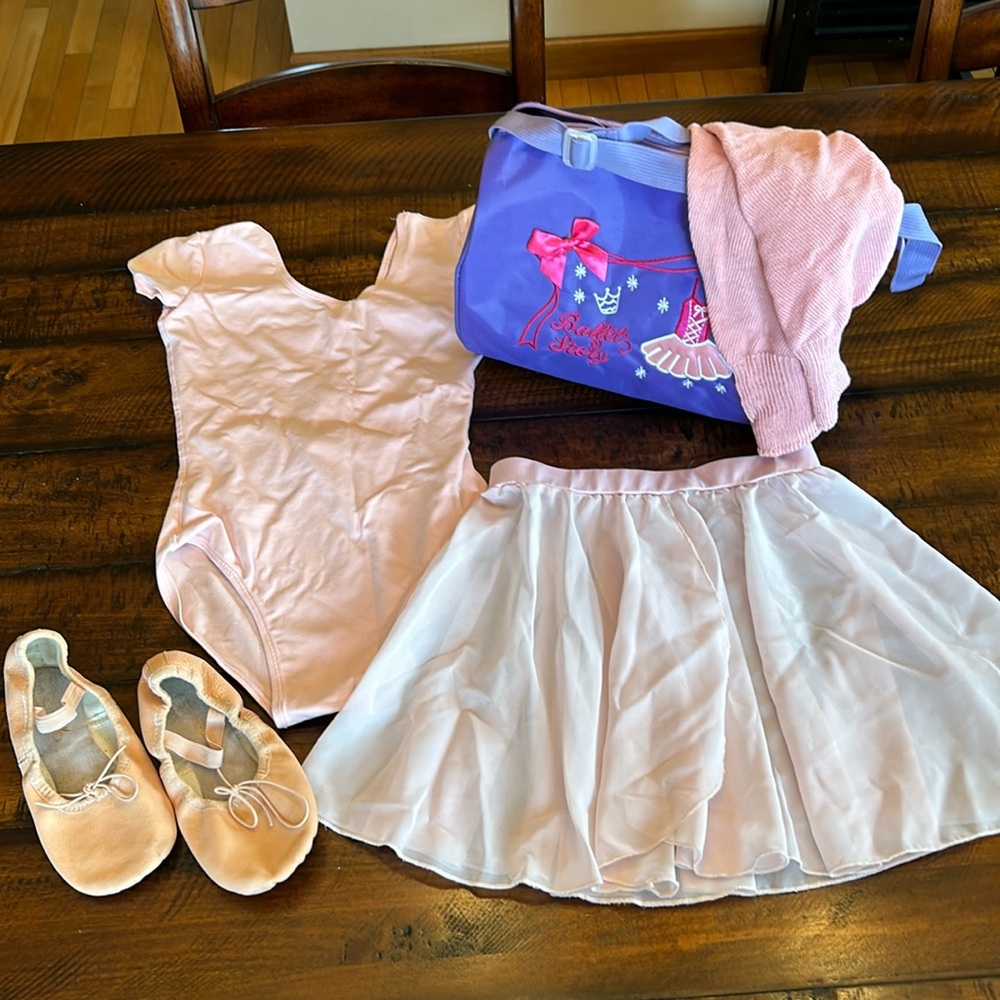 Ballet slippers, leotard size 10, skirt size xl. Leg warmers and ballet bag.